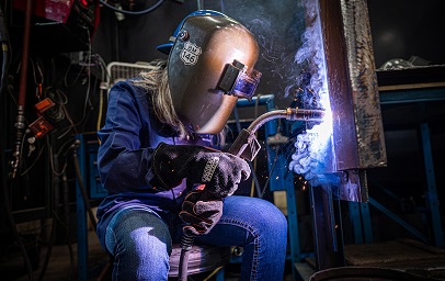 A CB&I welder utilizes leading-edge welding processes and innovations to a structure.